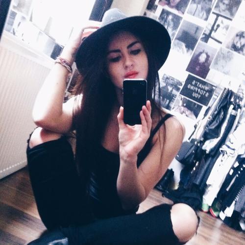 Victoria/21/Fashion student/makeup artist