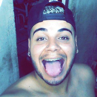 Carioca brasileiro, Deus em primeiro lugar. Família,namorado da Ana, curtindo a vida e tocando o terror, o resto é caô