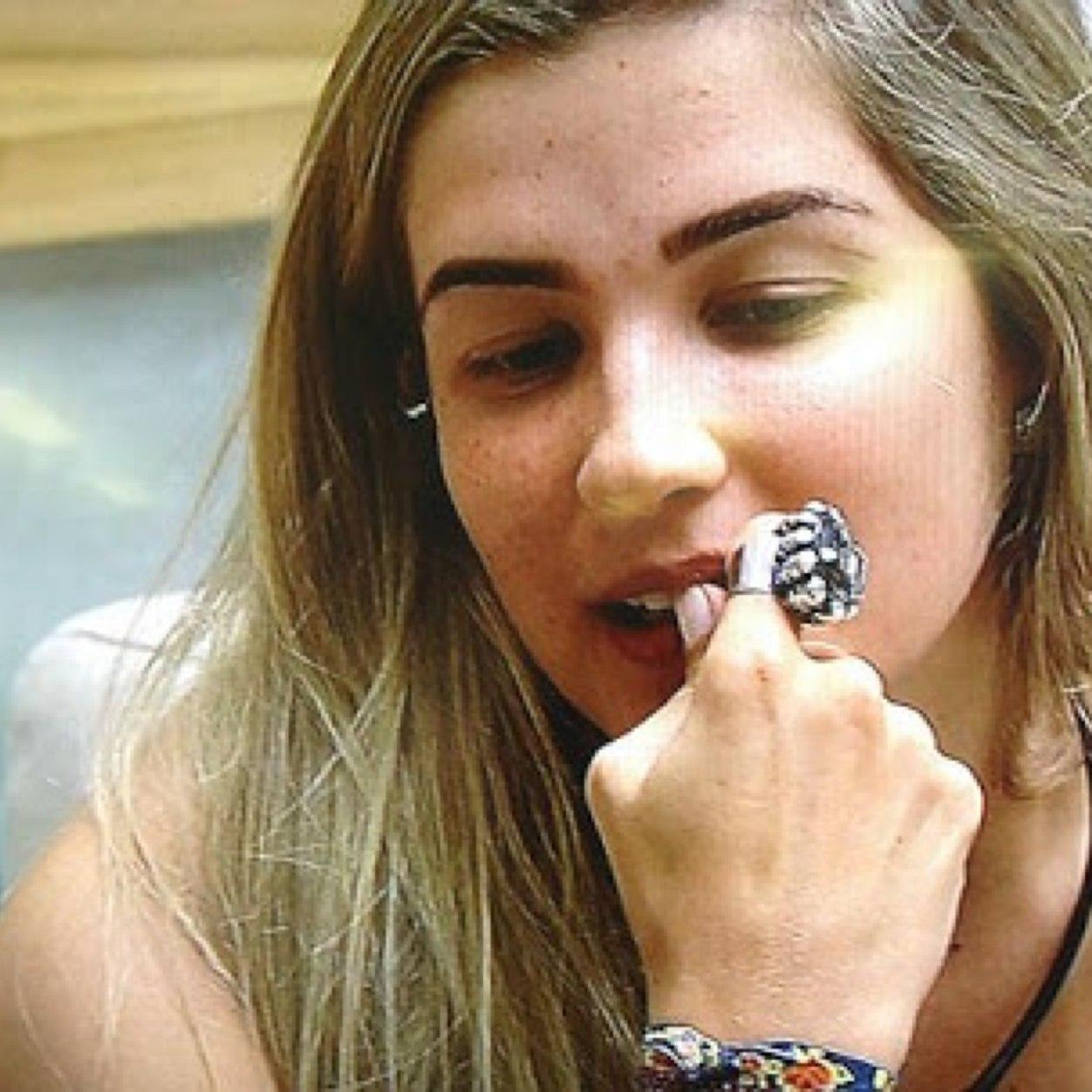 As únicas criticas que constroem o meu carárer, são aquelas que são ditas olhando nos meus olhos. O resto são apenas opiniões vistas com maus olhos