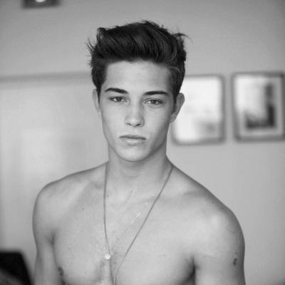•Hermano mayor de los Lightwood •Solo me acerco a los pastelillos por sophie.
•Sophie❤