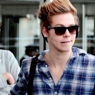 PLEASE RETWEET THE TWEET BELOW AND TAG LUKE! ALSO FOLLOW @Myqueenisluke