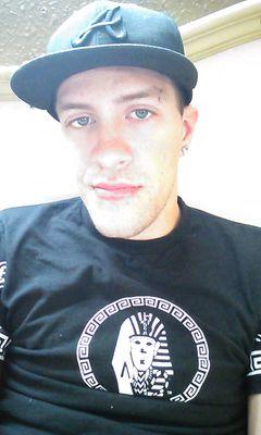 Names Brenden. I am 6'6 200lbs brown hair blue eyes. I have a gorgeous wife sexy as phuck!