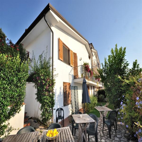 B&B in a strategic location, 20 minutes far away from Lucca,Pisa,Viareggio. relax, Hill, wineyard, olivegroves and delicious breakfast.