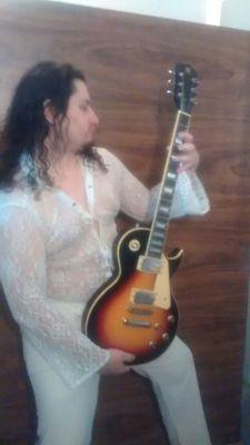 Musico, pasional, enamorado, fiel, y recuerden la vida es un show disfruten y den todo