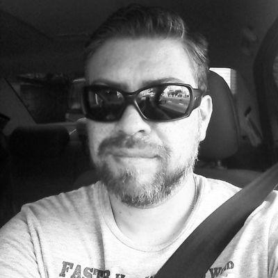 Gosto de cinema, vinho, boa comida, viajar, esportes em geral e tecnologia, minha profissão.