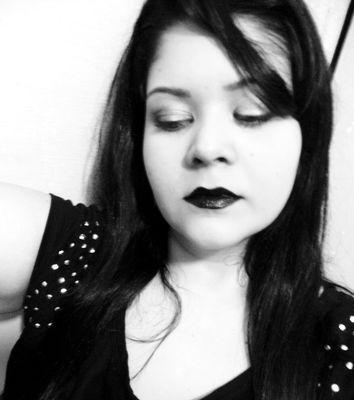 Sou apenas uma menina cheia de questionamentos  e incertezas  que precisa que Deus a ame incondicionalmente... ♡♥
instagram: @gatosletrados