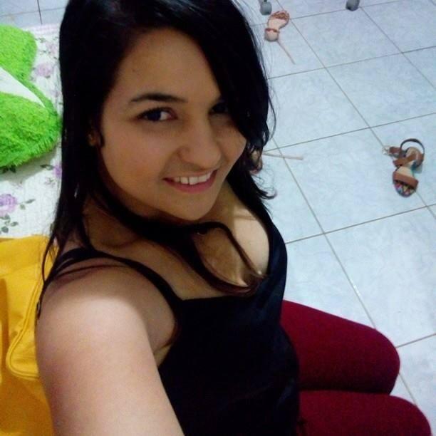 Apaixonada por livros e series, filmes chocalates e mtaa massa rsrsr comer é vida!!!