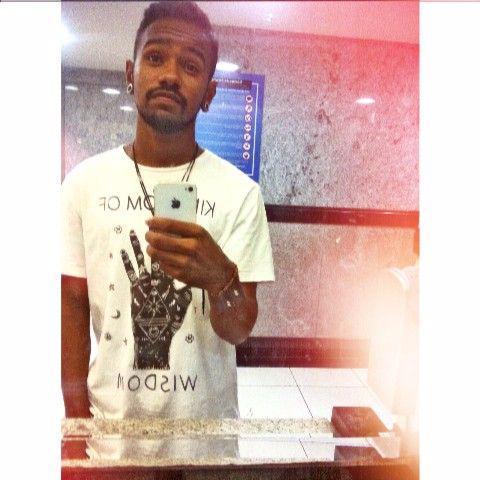 Um louco de consciência tranquila.
                                                         Instagram: http://t.co/tLRAAELXDg