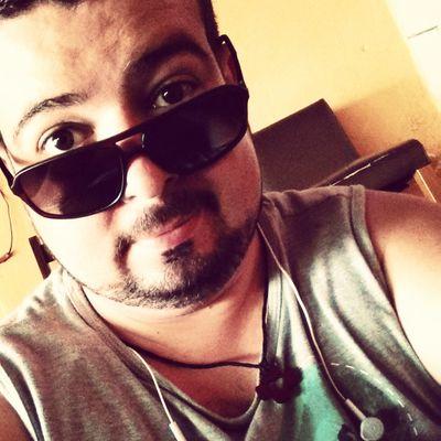 Sou CATÓLICO - Graças a Deus! -, sou professor de História e Geografia no Colégio Disneylândia e amo música!