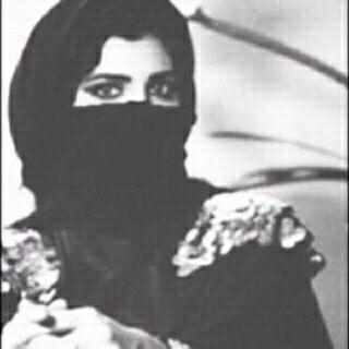 فيَ داخليَ شيطان رجيمَ ونور من الله وصراط مستقيمَ حاول أن تجمع بينيَ وبينيَ فأنا بين تقصير و تمكين وشمال ويمين تائهہ بين الخطوتين ~