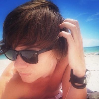 My name is Grace & im just a simple fangirl. hopelessly in love with my favorite youtuber. I love you Damian.