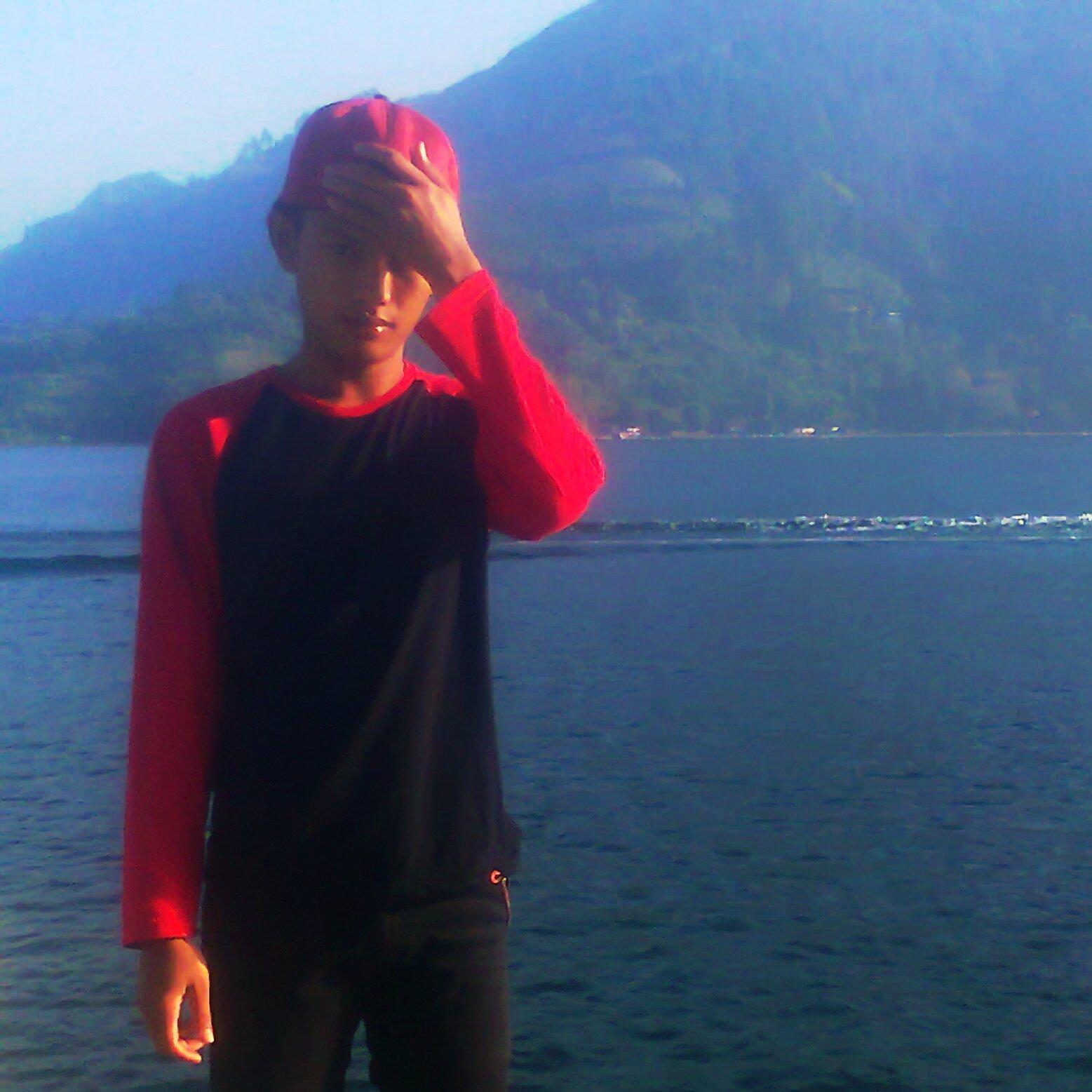 LuqmannHaa_'s profile picture. Ketika kamu mencintai seseorang, beranikan dirimu tuk mengungkapkan. Jika tidak, beranikan juga dirimu tuk melihat dia dicintai orang lain.