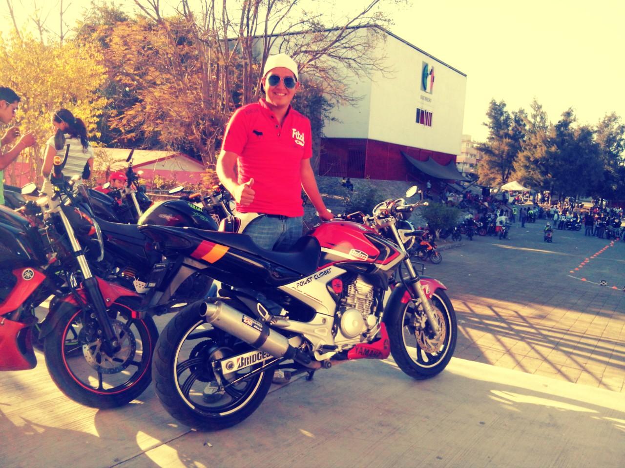 aficionado por los autos y motos :3