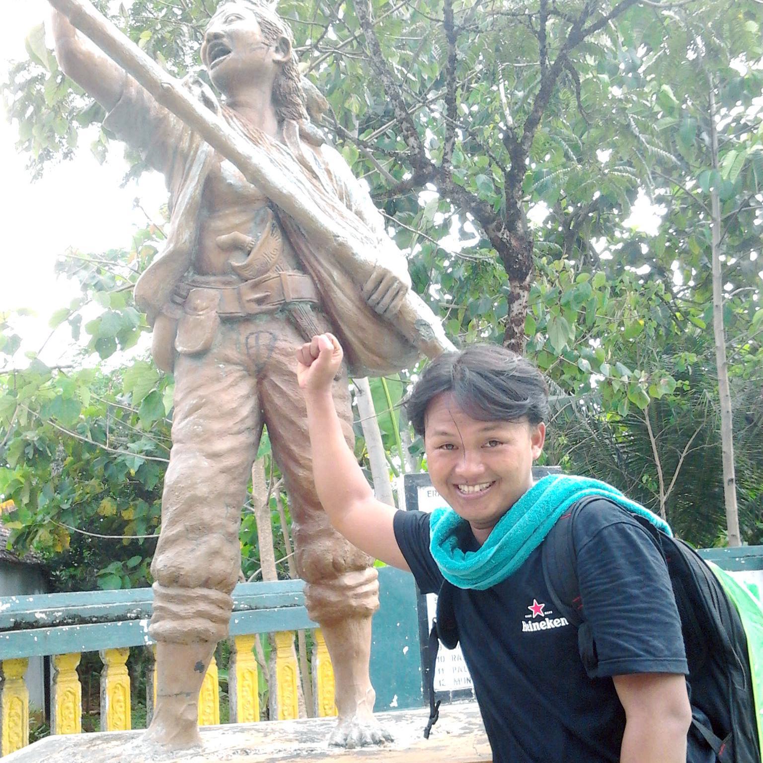 fatkhuroji12's profile picture. 