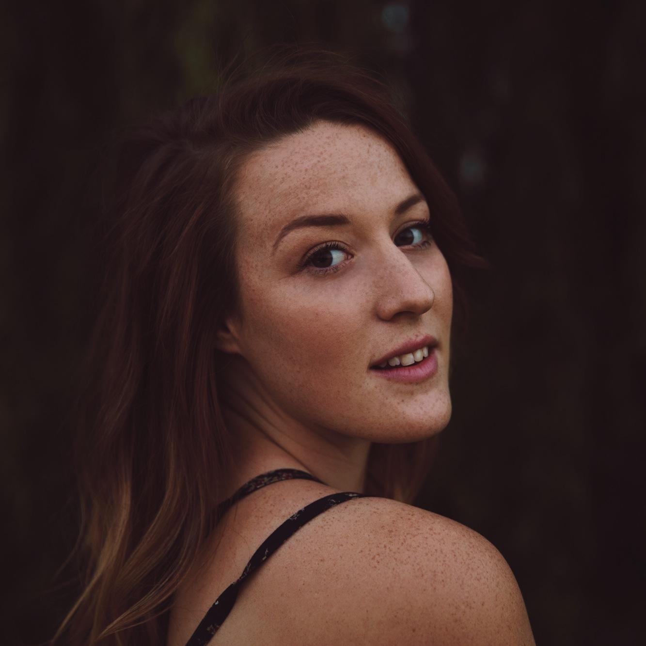 Singer-songwriter, writing stories of what I see, feel and think about life. Debut EP Bloom out now :)