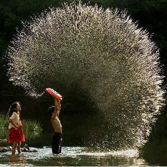 خطوةٓ خجّل  خطوة دلعٓ  خطوة ترفٍ , خطوة تزيد آلصمت صمتٓ , وتجعل النظرة كلآمم . *♥*