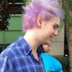 go follow @5sosx_updatesx and turn there notifications. tweet me proof on my personal (@GRXNGEVMIKE) to be added in a dm with michael or calum☺️☺️