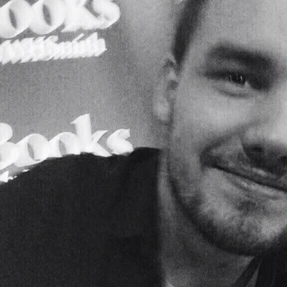 This is a free follow from @Laugh_of_Tommo :) Please follow her !