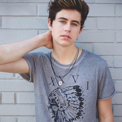 this free follow is from @_MikaelaMendes can you please follow her? :)