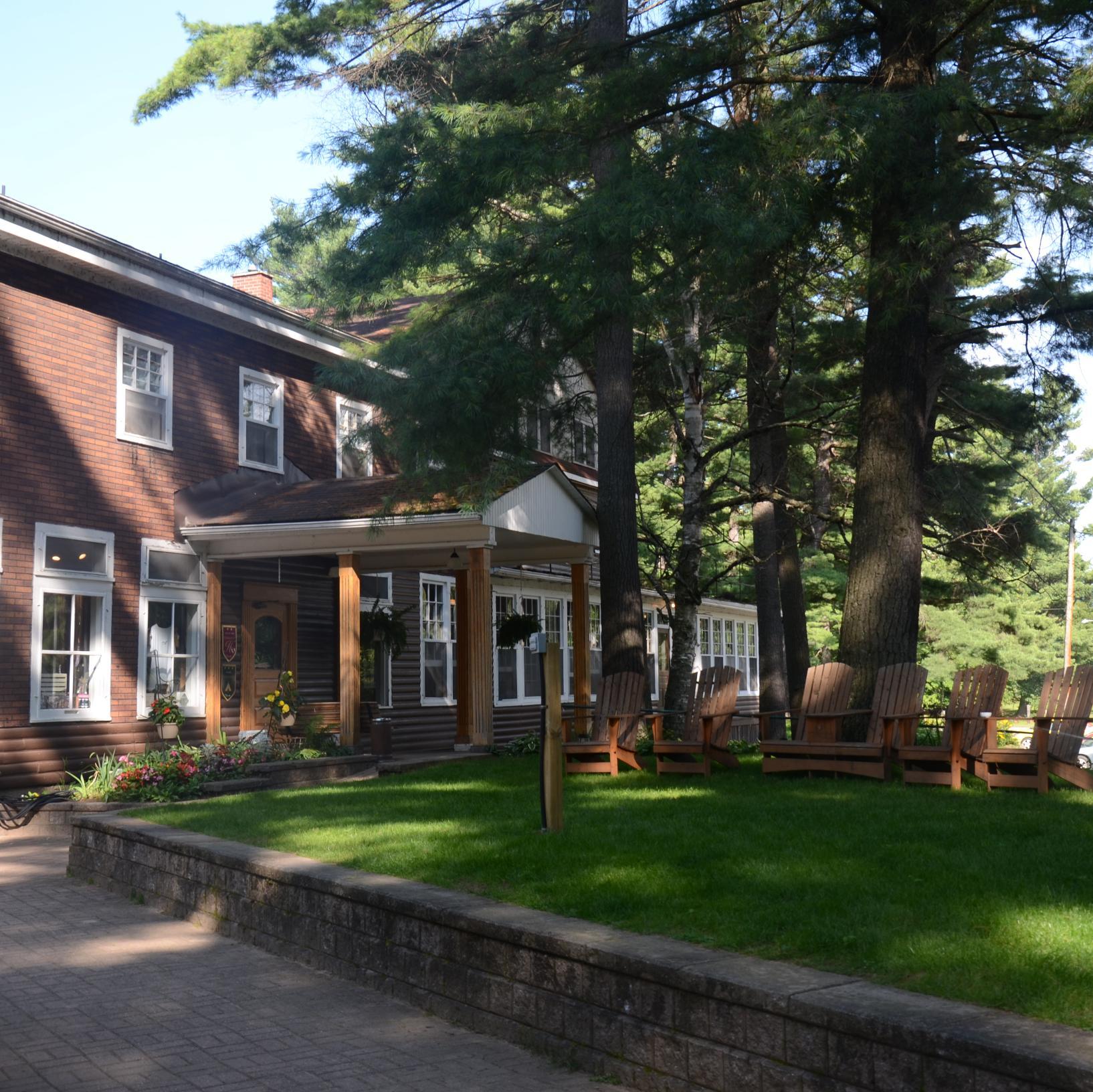 1930's Family Resort in the heart of the Pontiac