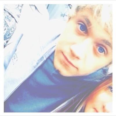 can you please follow @vampireftnialI and not this acc?