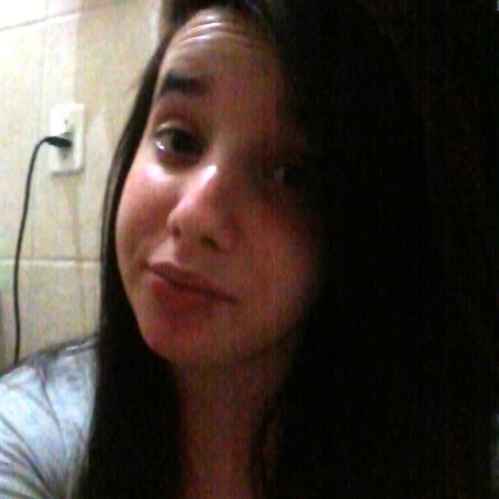 ❝E eu lá, não tinha um tostão,Pulava de chinelo a catraca do busão❞ ♬ ღ -Projota❤