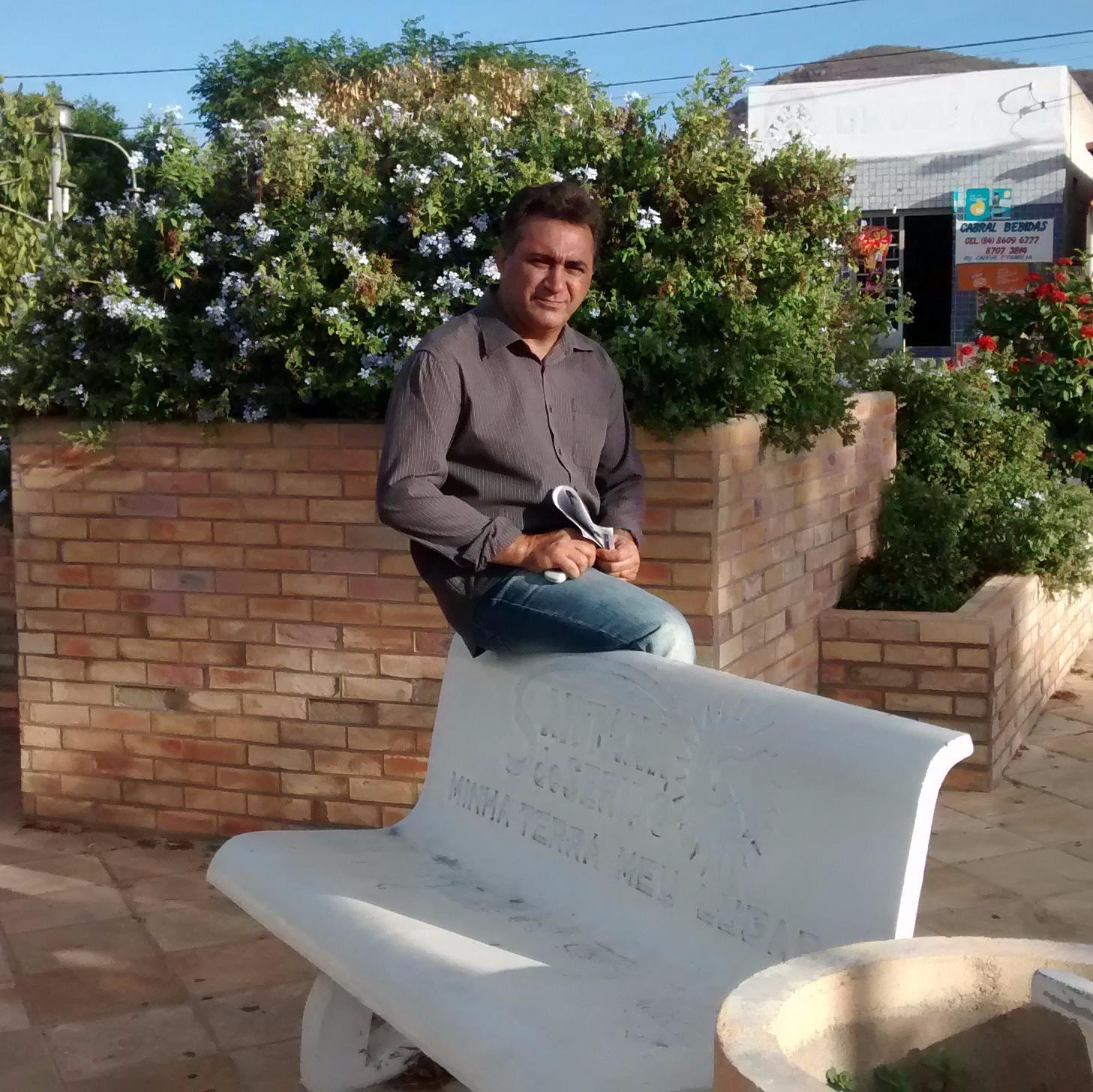 Sou um homem de um coração sensível. Feliz, convicto dos meus ideais e sonhos. Sou capaz de calar, de gritar de sorrir, de lutar para ajudar alguém.