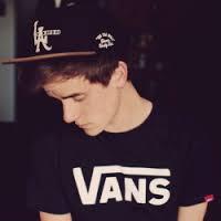Leo
Slovenia
Connor Franta *.*