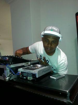 ps_taboodj's profile picture. my fans are like my reading glasses without them im blurry