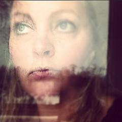 No se ama a una mujer po que sea bella. Es bella porlue se le ama.