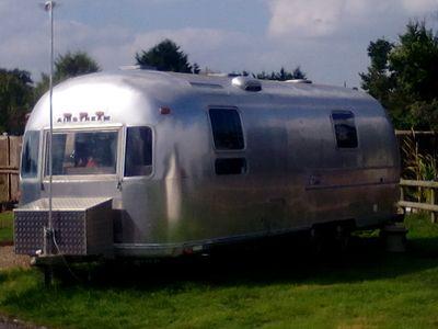 Hire our lovingly refurbished Airstream caravan. Our fully equipped caravan is located on a beautiful campsite near the Dorset / Hampshire border