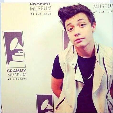 Soy Sonuster y lo seguire siendo hasta la muerte LOS AMO SONUS.Cada ves que los veo me sacan una sonrisa los amo contoda mi vida.:*:*