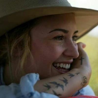 Lovatic, lovatic, LOVATIC..  #DILMER  OMFG! I'M GONNA MEET/SEE DEMI IN CANADA! AHHHH!  #DEMI  #AYESHA  #BORED  #DONTCAREABOUTHEHATERS ✌️