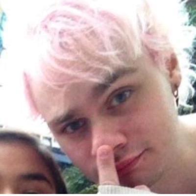 i gave you a free follow! so can you return the favour and rt the link in bio? please, is very important to me :)