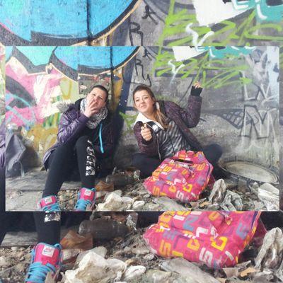 Buscando cashh sacando el bachh fumando hashh      Todas tienen algo, nosotras lo tenemos todo.                      NO INTENTES ENTENDERLO.         DUFF♡y SHEY