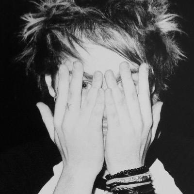 rt all tweets to vote for 5SOS! follow my personal: @irishcharmmegs :)