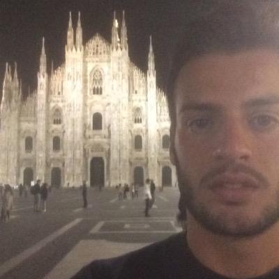 Studente di Giurisprudenza presso Unicatt - Milano. Tifoso milanista appassionato di calcio. Fan del Rocker di Zocca, Vasco Rossi.