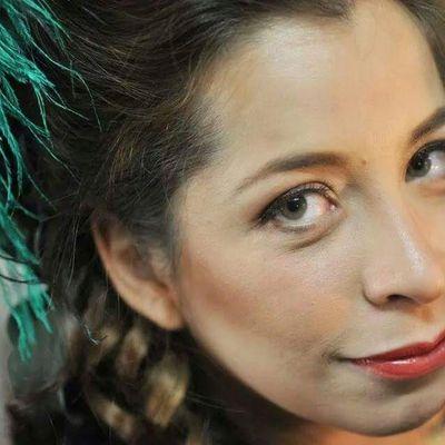 Feminista
Antiracista
Antifascista
Gateira
Cantora e professora de técnica vocal.