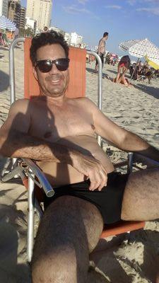Sou advogado, economista e empresário. Gosto de esportes, especialmente natação, corridas e maratonas. Flamenguista de coração. Meu hobby preferido é viajar.