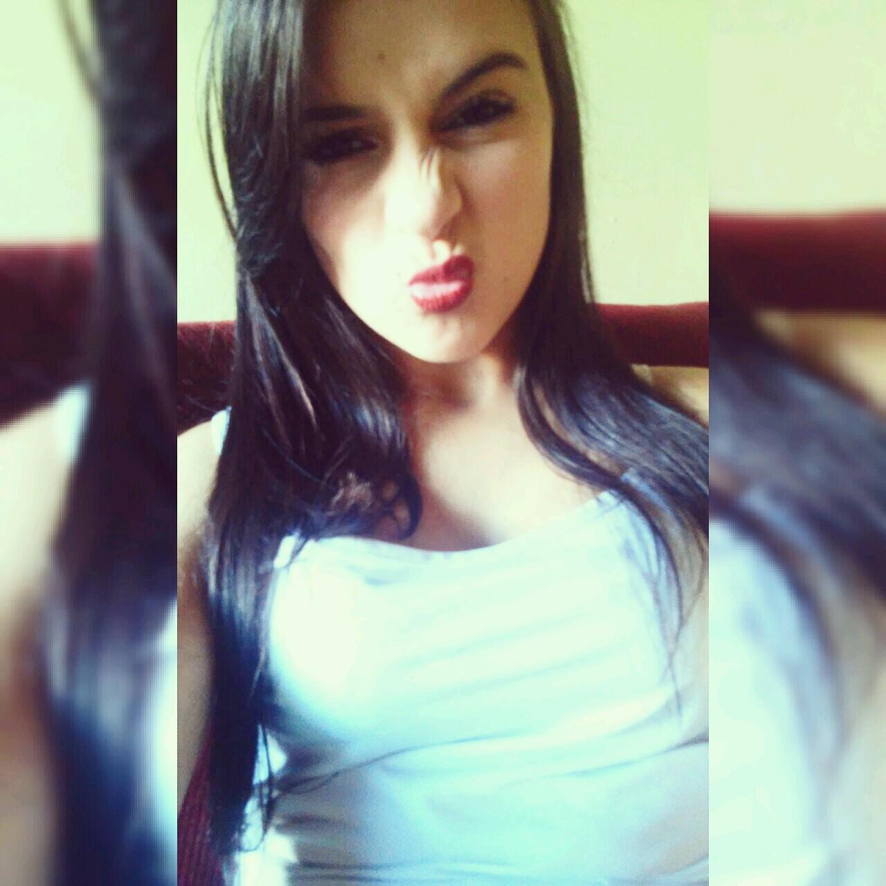 - O foda que além de linda , ela tem o papo reto e o sorriso dela fascina , agente nao e é rima mais combina e ela não é qualquer mina ✌