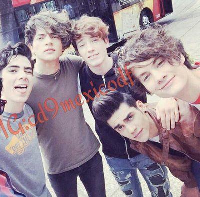 amo a 5 chicos amantes de la musica, si tu los conoces entonces sabes que ellos son súper especiales en la vida de la coders... sii amo a CD9. seganme coders