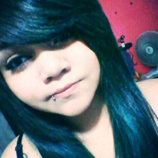 Uma guria chata, besta, ciumenta e qe faz TUDO pra ver quem ama feliz ;) .. Follow-me ;D