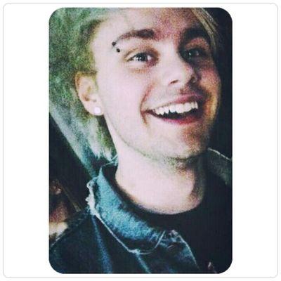 Michael Clifford con su papada enamora :$ 5sos casada con @tuvieja5sos
