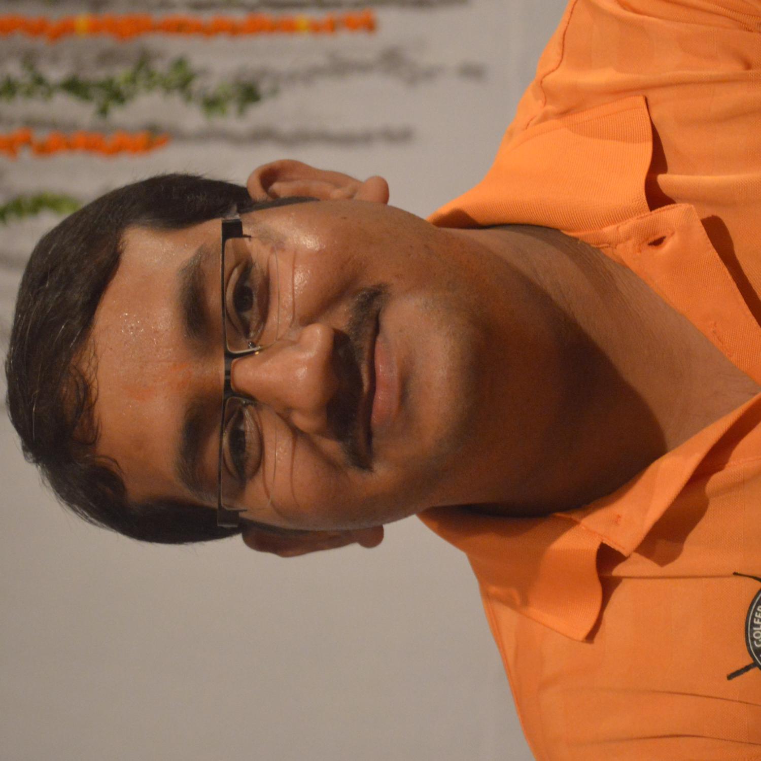 Ankho me aansuo ko ubhar ne na diya,
Mitti ke motiyo ko bikhar ne na diya,
Jis raah pe pade the tere kadamo ke nishan,
Us raah se kisi ko gujar ne na diya