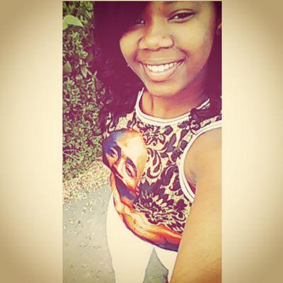 Eeehsence_'s profile picture. RHS | Athlete Student| SENIOR | Unique | Sagittarius Owns | IG: essencetial_beauty