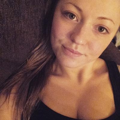 Grukka's profile picture. The right way to kiss a girl: push her up against a wall, hold her arms above her head and kiss her like you mean it!