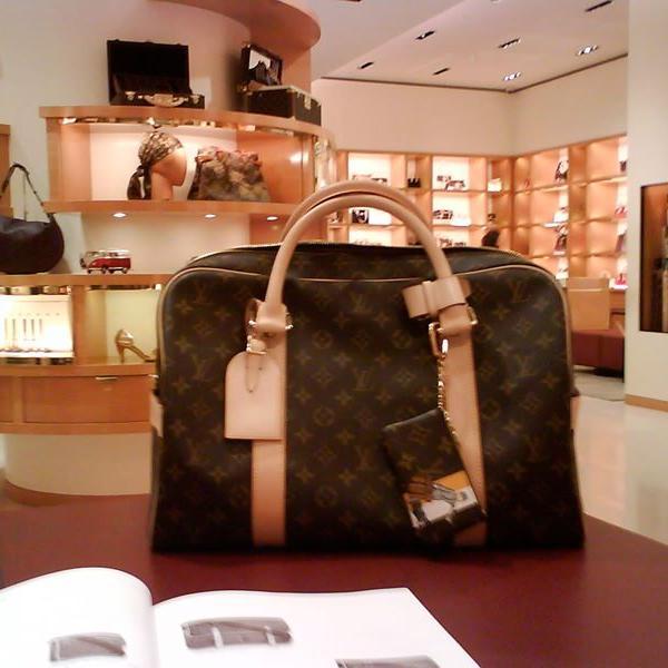 Kami menyediakan kebutuhan fashion untuk Anda, mulai dari Tas Branded, Tas Fashion anak muda, Jam Tangan Mewah, Dompet HPO, Accesories Tas, sampai kebutuhan Bra