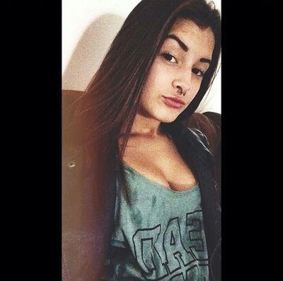 Ela é marrenta,nenhum playboy aguenta,não vai com papo torto para ela,se orienta.