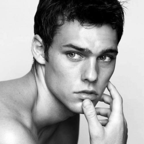 Frère de Teddy Malfrat; cousin des Malefoy. 7 année à Serpentard. Vice président de la fraternité de BG DELTA PSI BETA