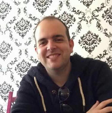 Maestro de primaria que sobrevive como maestro de fortuna en aquellas escuelas que lo necesitan. Y saxofonista, lector de cómics, fan de Marvel, Dc, Lovecraft…